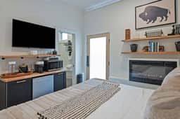 1123 Woodside-STUDIO - Image 2
