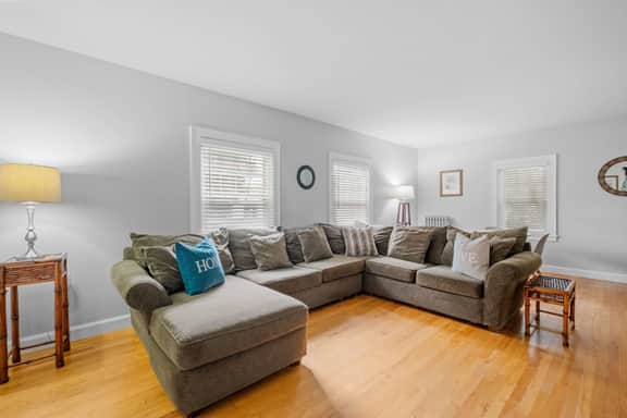 989 Union St - Image 3