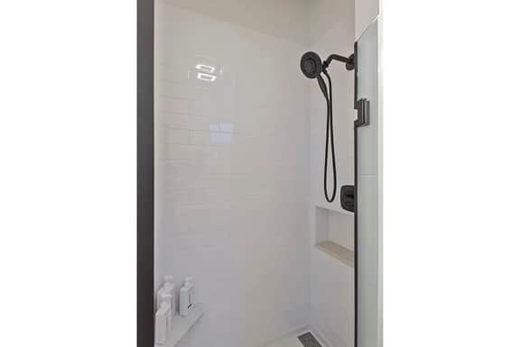 1123 Woodside-STUDIO - Image 5