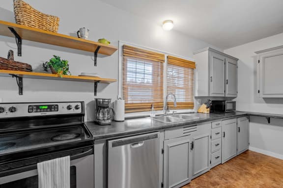989 Union St - Image 1